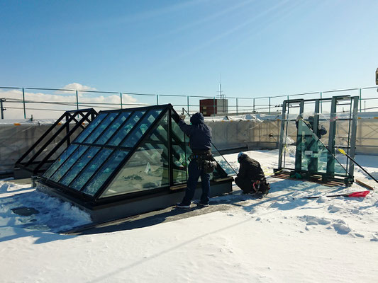 H31.2.1 屋上のオブジェへのガラス取付の様子