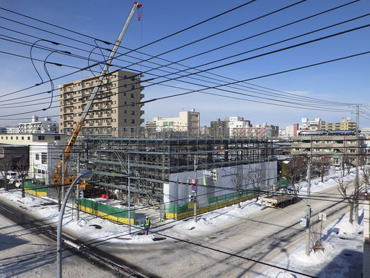 H30.12.13 鉄骨建方が完了、建物の概形が見えてきました