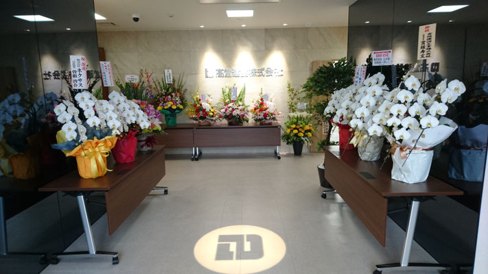 H31.4.19 玄関ホール。竣工に際して皆さまよりたくさんのお花を頂きました