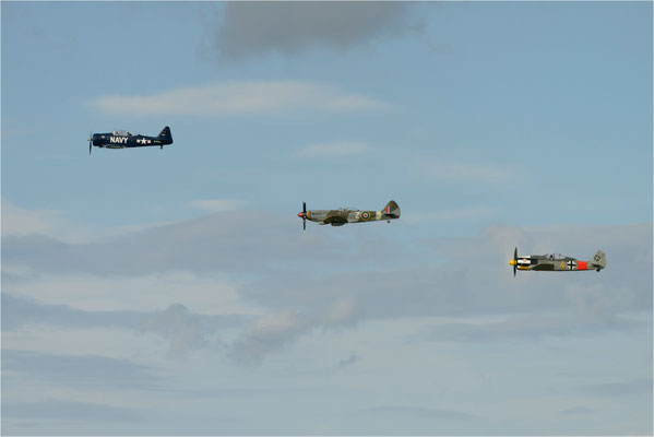 AT-6  - Fw-190 A8 - Spitfire MK XVIII