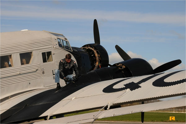 Ölstandskontrolle bei der Ju 52