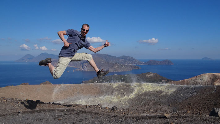 Jump über dem Vulkan "Volcano", Liparische Inseln, Sizilien, 2014