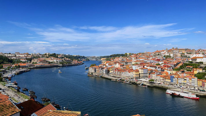 Blick auf Porto und links die Fussgängerzone mit den Portwein Distillerien