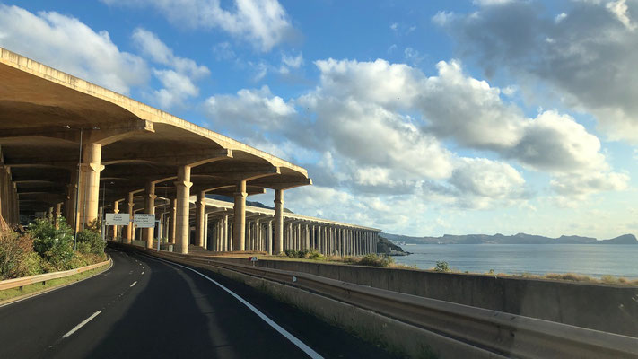 Angekommen auf Madeira, die Flugpiste wurde einmal aus Sicherheitsgründen über der Autobahn auf Stelzen verlängert