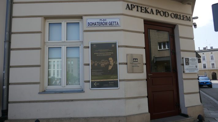 Die alte "Adler-Apotheke", ein kleines Museum. Gleich neben dem Ghetto-Heldenplatz.