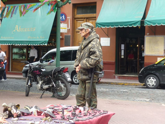 Parcheggiatore reduce delle Malvine - Estacionador veterano de las Malvinas - Parking attendant veteran of the Malvinas.