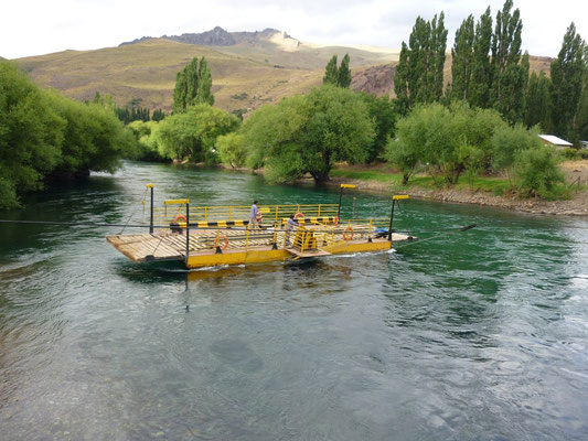 Rio Limay - Limay River  / Il traghetto - la balsa - the ferry.