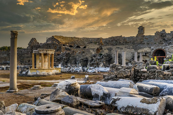 SIDE - RESTI DEL TEATRO ROMANO E DELL'ANTICA CITTA' --- stefan-gogov-X25koGtaGdg-unsplash