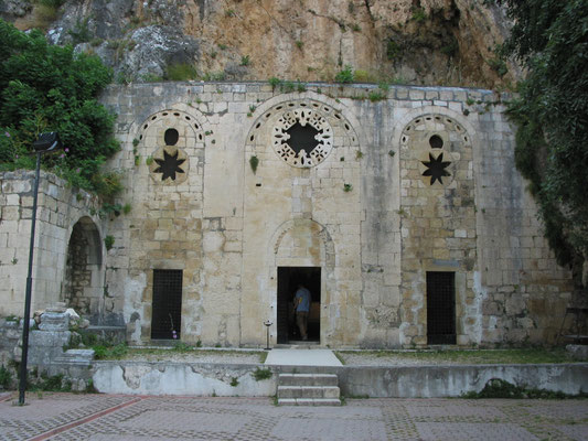 01 Chiesa di San Pietro ad Antiochia --- https://it.wikipedia.org/wiki/Patriarcato_di_Antiochia#/media/File:Antioch_Saint_Pierre_Church_Front.JPG