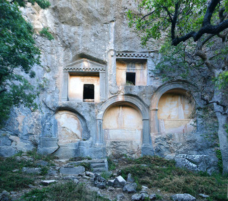 TERMESSOS - TOMBE NELLA ROCCIA --- https://commons.wikimedia.org/wiki/File:Termessos_-_Rock_Tombs.jpg