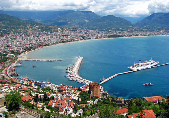 ALANYA vista dal castello --- Wikipedia - Di Ozgurmulazimoglu - Opera propria, CC BY-SA 3.0,