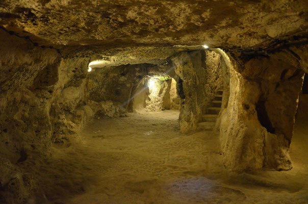 Derinkuyu - Città sotterranea --- https://commons.wikimedia.org/wiki/File:DERINKUYU_UNDERGROUND_CITY_-_panoramio_%282%29.jpg