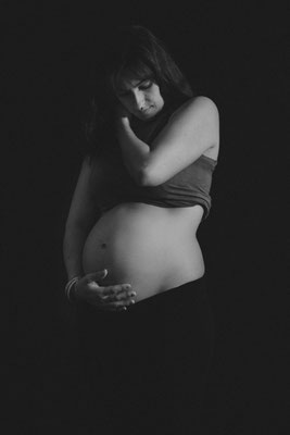photo de grossesse, photo de bébé, photo noir et blanc, portrait noir et blanc, photo exterieur