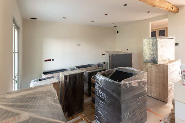 vue de l'espace cuisine, les caissons des meubles arrivent