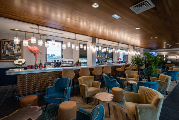 troisième passage, l'ensemble du bar est mis en place ainsi que la décoration et le mobilier, séance quelques heures avant l'inauguration