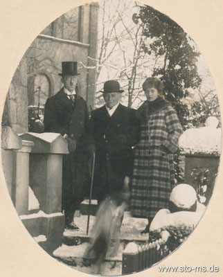 Zoodirektor Reichling mit Ehepaar Stahlhut vor der Tuckesburg Weihnachten 1923