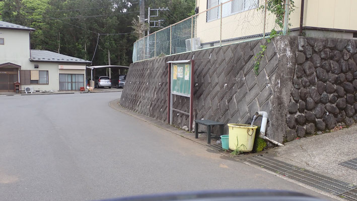 湧き水が右にあります。この先「清光禅寺」に沿って右にカーブします。その先もS字カーブが続きます。見通し悪いです。