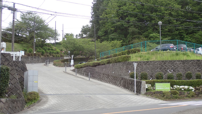 数百mで左に「みどりの丘老人ホーム」かつての帝京大学薬学部です。向かいはバスロータリーです。このまま道なり。