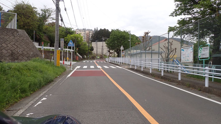 内郷小学校が右。「綿半ホームセンター」が左です。ここから道なりに直進します。