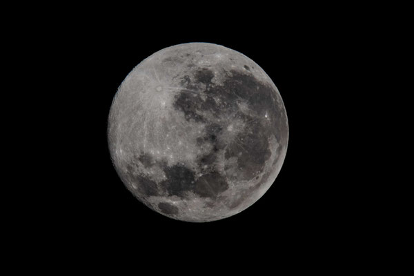 Der Vollmond bei Port Augusta in Südaustralien am 9. Juli 2017.