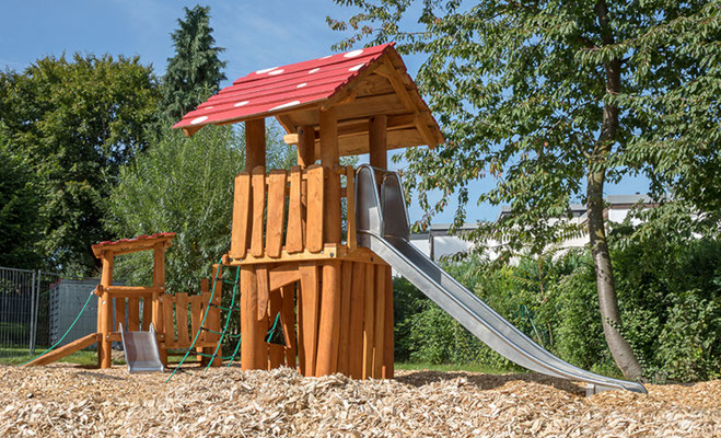 Spielturm mit Rutsche und Boulderwand mit und ohne Dach unten Rollenspiel