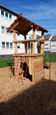 Öffentlicher Spielplatz mit Rutschenturm aus Hartholz. Als Spielanlage zum klettern und rutschen.