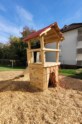 Spielplatz mit Spielturm aus Robinie. Mit einer Rutsche und zum Rollenspiel.