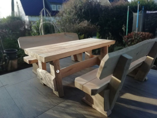 Rustikale Kinder Bank Tisch Garnitur aus massivem Holz Rustikale Kinder Bank Tisch Garnitur aus massivem Holz