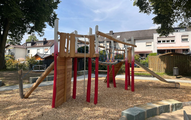 Große Spielkombination aus 2 Spieltürmen mit 3-eck form und Brücke. Mit Rutschstange Rutsche und Kletteraufgang.