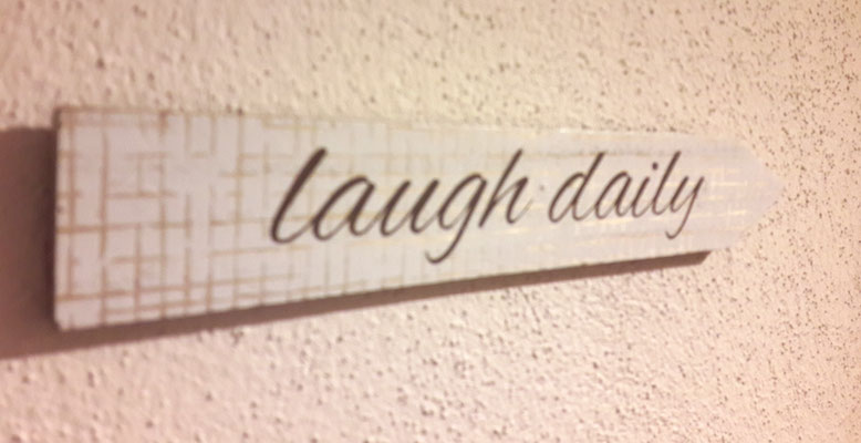 Schild „laugh daily“ im FerienNest Kelheim