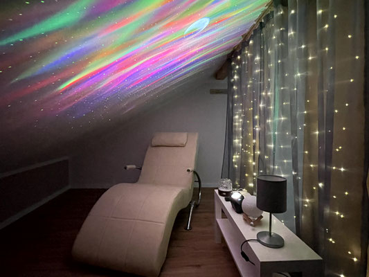 FerienNest Snoezelen-Lounge mit bunter Deckenprojektion