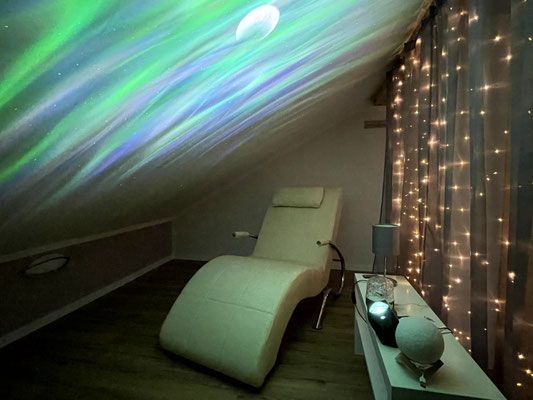 FerienNest Snoezelen-Lounge mit grünblauer Deckenprojektion