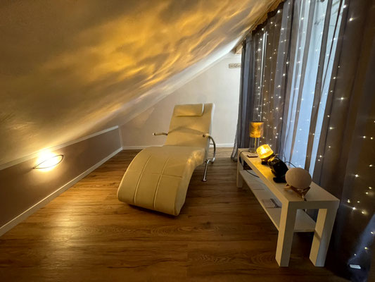 FerienNest Snoezelen-Lounge mit goldgelber Deckenprojektion