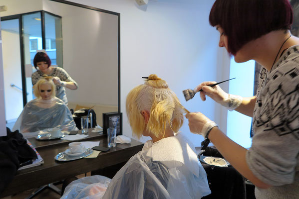 unsere Anna beim Vorbereiten der Haarfarbe ...