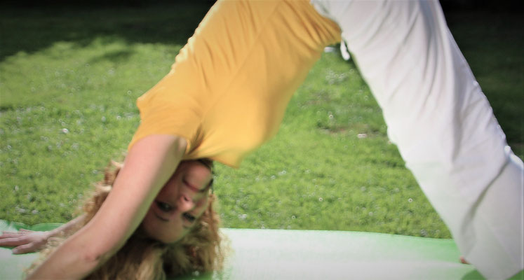 Yoga auf der Wiese 