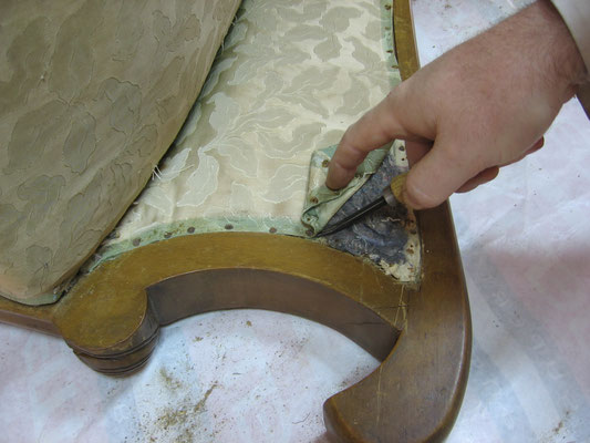 Restauración y tapizado de butaca descalzadora del siglo XIX 