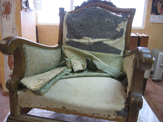 Restauración y tapizado de butaca descalzadora del siglo XIX 