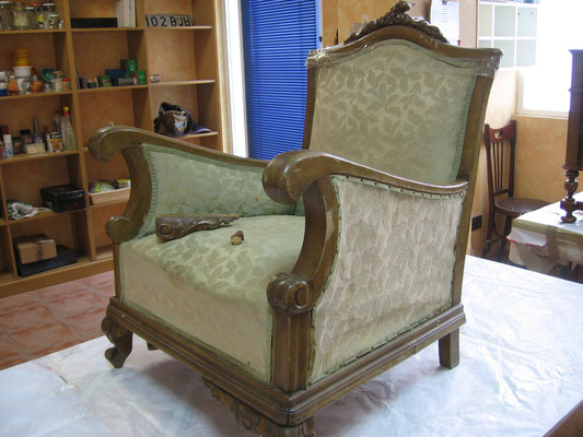 Restauración y tapizado de butaca descalzadora del siglo XIX - Restauración  de muebles Madrid