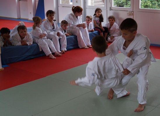 Voller Stolz konnten dann alle Drei ihre Urkunde und den so lange ersehnten weiß/gelben Gürtel in Empfang nehmen und erhielten gleichzeitig die Verpflichtung und Berechtigung in die Gruppe der Jiu-Jitsu-Dragons aufzusteigen. Somit sind aus den drei kleine