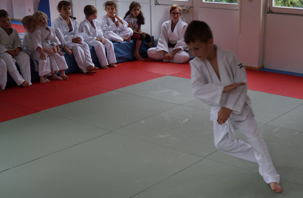 Voller Stolz konnten dann alle Drei ihre Urkunde und den so lange ersehnten weiß/gelben Gürtel in Empfang nehmen und erhielten gleichzeitig die Verpflichtung und Berechtigung in die Gruppe der Jiu-Jitsu-Dragons aufzusteigen. Somit sind aus den drei kleine