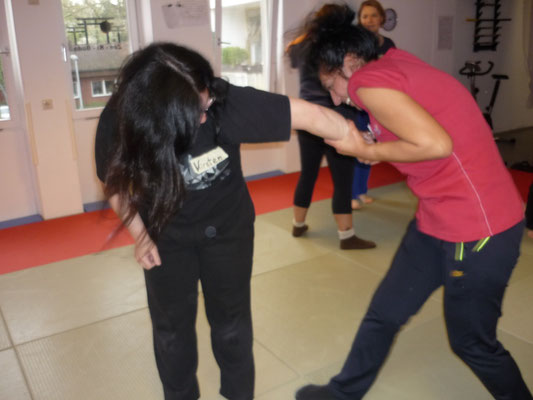 Selbstverteidigungskurs für Frauen als Betriebssport - Jiu Jitsu - Kampfsport - Zen-Ki-Budo