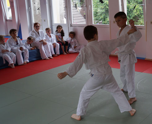 Voller Stolz konnten dann alle Drei ihre Urkunde und den so lange ersehnten weiß/gelben Gürtel in Empfang nehmen und erhielten gleichzeitig die Verpflichtung und Berechtigung in die Gruppe der Jiu-Jitsu-Dragons aufzusteigen. Somit sind aus den drei kleine