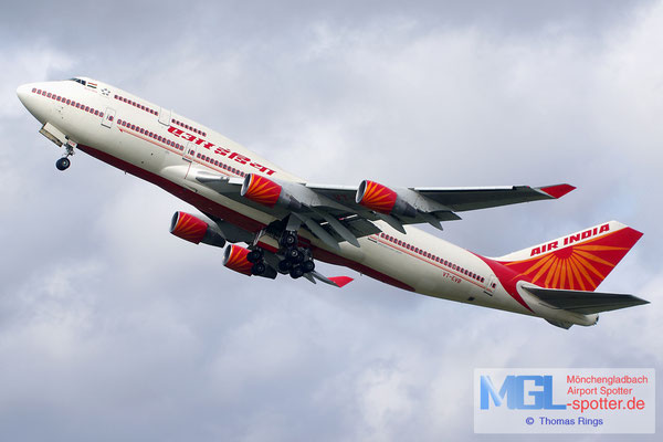 11.04.2015 VT-EVB Air India B747-437