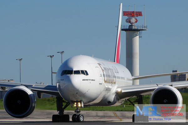 30.10.2013 A6-EWJ Emirates B777-21HLR