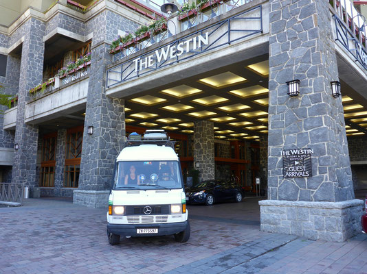 Mit dem Oldtimer fahren wir im 5 Sterne Hotel vor