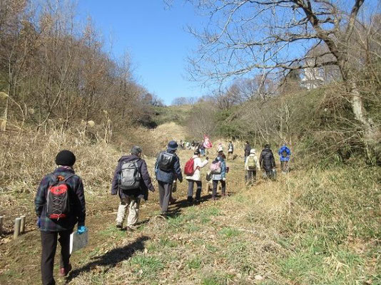 鶴見川源流地区を登って、よこやまの道に行きます。