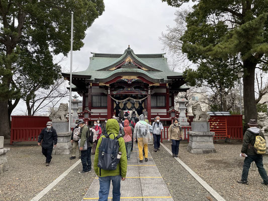 鶴間の熊野神社。立派でカラフルな社殿で、境内はきれいに清められていました。