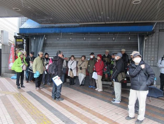 所沢駅西口に集合して近くの歩道橋の下で今日の資料等の説明