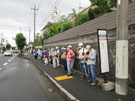 浜田歴史公園バス停(16:30) 駅まで徒歩30分程でしたが、今回は終了時間が遅かったこともあってか、殆どの方が路線バスで「海老名駅」に行きました