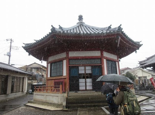 遊石山新光寺　本堂  源頼朝が建久4年（1193）那須野へ鷹狩に行く途中、昼食地としたことで田地を寄進した。